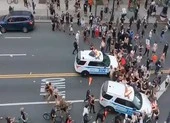 Con gái thị trưởng TP New York bị bắt vì tham gia biểu tình ảnh 2 Video: Cảnh sát New York tông xe vào đám đông người biểu tình
