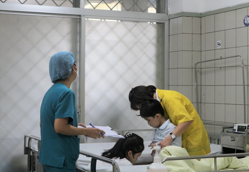 Các y bác sĩ BV Bạch Mai chăm sóc cho bệnh nhi là nạn nhân trong vụ cháy chung cư mini ở Hà Nội. (Ảnh: Thanh Tú) ảnh 2 nan-nhan-vu-chay-chung-cu-mini-o-ha-noi.jpg