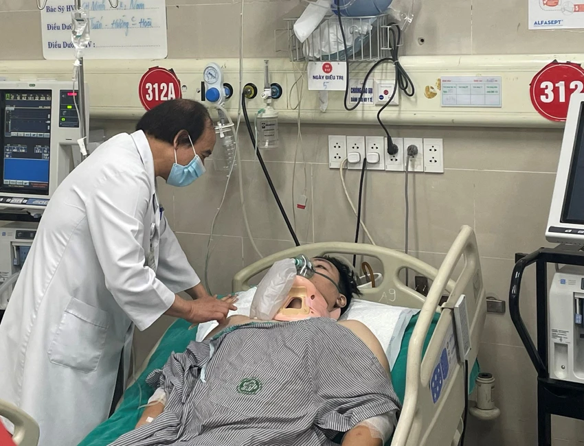 Một bệnh nhân trong vụ cháy chung cư mini đang được điều trị, theo dõi sức khoẻ tại bệnh viện. ảnh 1 vu-chay-chung-cu-mini-o-ha-noi.jpg