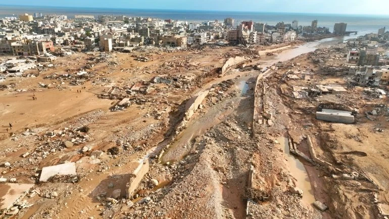 Trận mưa lũ kinh hoàng tuần qua đã phá huỷ hoàn toàn nhiều toà nhà tại thành phố Derna (Libya). Ảnh: AP ảnh 1 AP23255574561007-1694535243.jpg