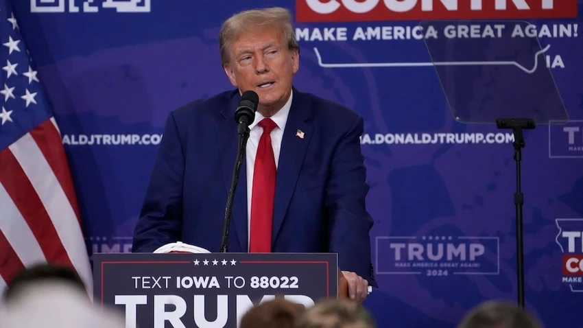 Cựu Tổng thống Mỹ Donald Trump phát biểu tại cuộc vận động tranh cử ở bang Iowa (Mỹ) hôm 18-11, nói rằng sẽ loại bỏ IPEF nếu đắc cử. Ảnh: AP Ong-Trump-de-doa-loai-bo-IPEF.jpeg