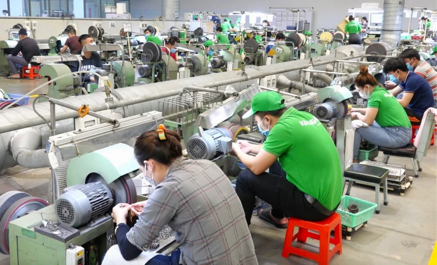 Chương trình "Tấm vé nghĩa tình" tặng vé xe, vé tàu, vé máy bay nhằm tạo điều kiện để đoàn viên, lao động được về quê đón Tết Giáp Thìn 2024. tặng vé xe