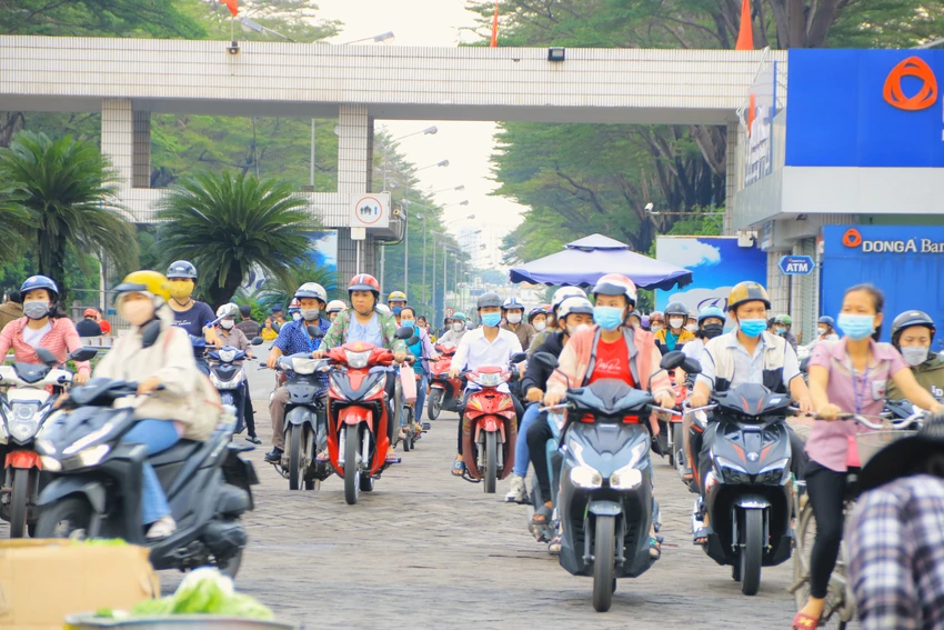 Ưu tiên tặng vé xe cho các đoàn viên công đoàn là công nhân lao động trực tiếp sản xuất tại doanh nghiệp. Ảnh minh họa: VÕ THƠ tặng vé xe