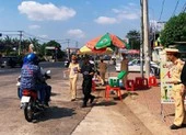 Đồng Nai: Xử phạt hành vi không đeo khẩu trang nơi công cộng ảnh 2 Công an Đồng Nai tặng 15.000 chai nước suối cho người đi đường