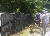 Đồng Nai: Xe khách tông chết người, lao vào dải phân cách ảnh 3 Quảng Bình: Lật xe chở cựu học sinh, ít nhất 8 người tử vong
