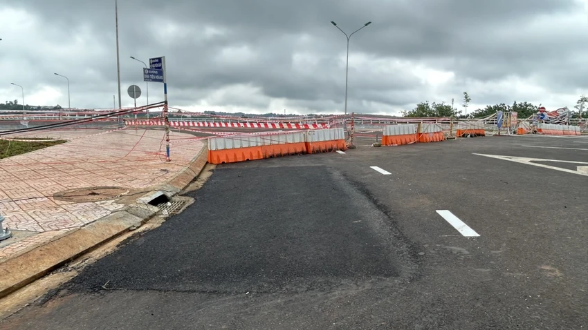 Nhà thầu cho bóc một vị trí giáp đường Đinh Tiên Hoàng để thảm lại. Ảnh chụp sáng 1-10 dai-lo2.jpg