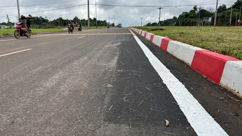Một vị trí được nhà thầu bóc lên để thảm lại ở đường Đông Tây TP Buôn Ma Thuột. Ảnh: VL dai-lo4.jpg