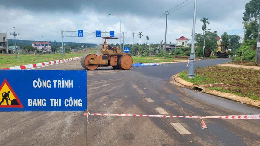 Nhà thầu thi công một nhánh đường gần Quốc lộ 27. Ảnh chụp chiều 1-10 dai-lo5.jpg