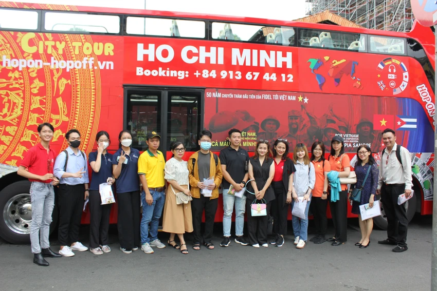 Đoàn tham quan chụp ảnh kỉ niệm chuyến xe buýt có dấu ấn kỉ niệm 50 năm chuyến thăm đầu tiên của Ngài Fidel Castro tới Việt Nam. du-lịch-1.jpg