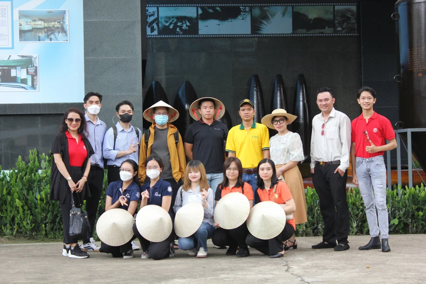 Trong hành trình tour, đoàn còn ghé tham quan Bảo tàng Chứng tích chiến tranh. du-lịch-5.jpg