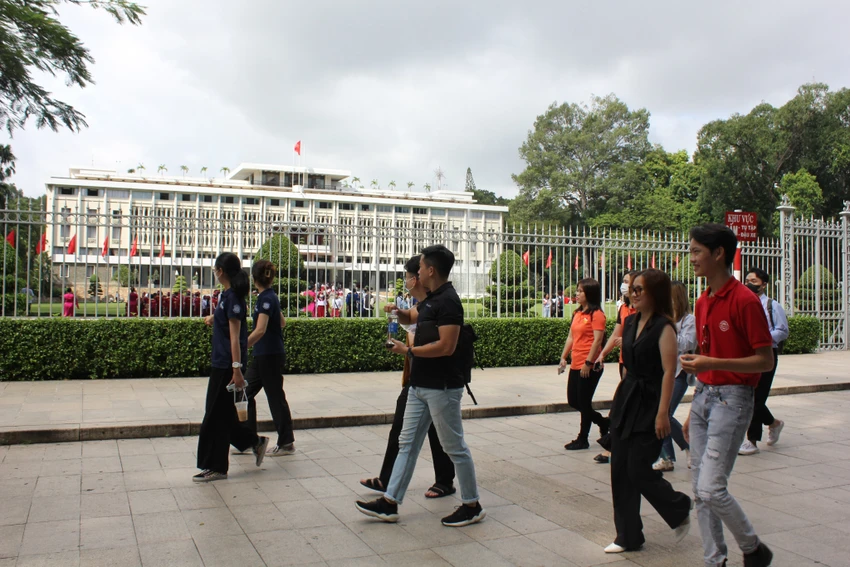 Đoàn di chuyển đến Dinh Độc Lập. du-lịch-6.jpg