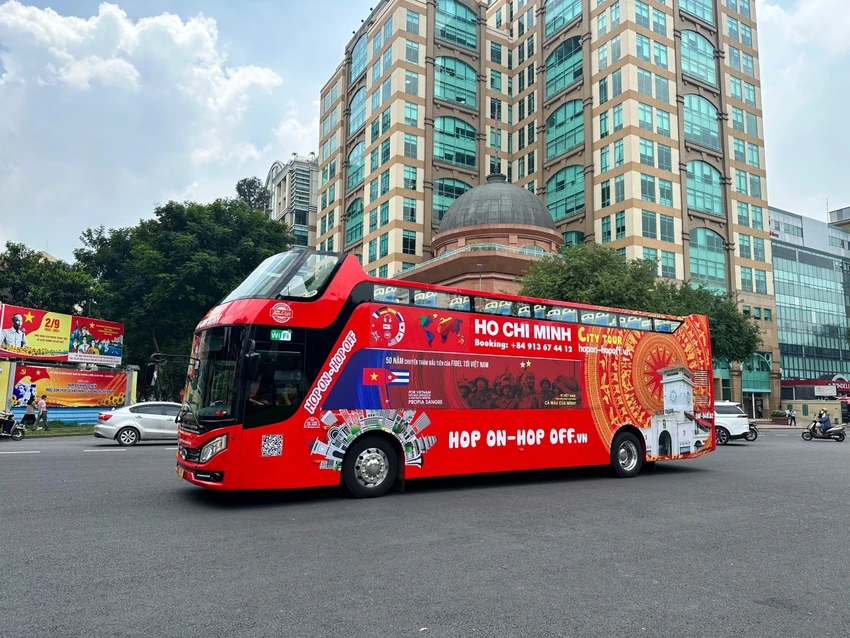 Xe buýt hai tầng được trang trí decal tuyên truyền kỉ niệm 50 năm chuyến thăm đầu tiên của Ngài Fidel Castro tới Việt Nam. z4716192295749_e68752652f64e7c8267b42fe297545dc.jpg
