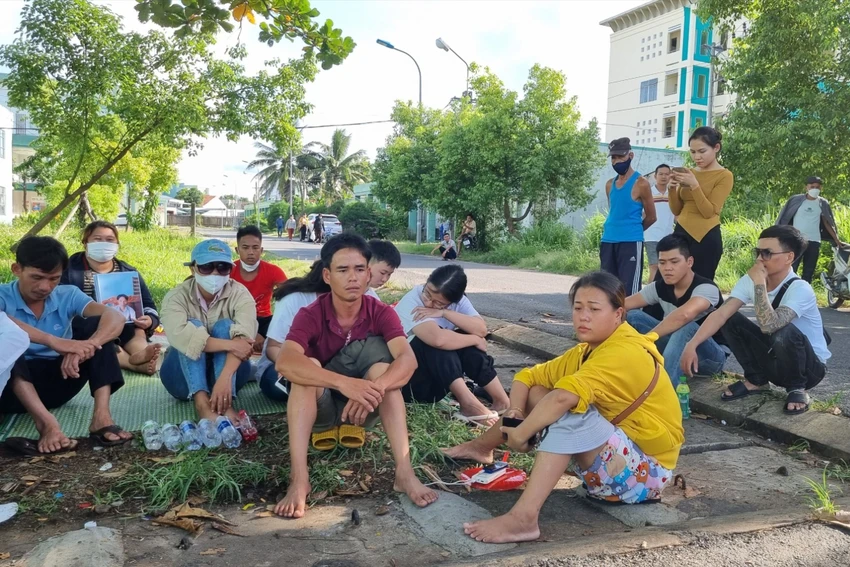 Người nhà bị can Sự chờ tin trước Bệnh viện đa khoa tỉnh Quảng Nam. Ảnh: TN