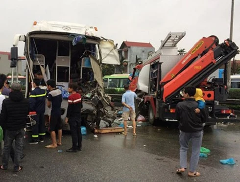 lái xe khách đâm xe cứu hoả nếu đánh lái thương vong sẽ nhiều hơn hình 2 lai xe khach dam xe cuu hoa neu danh lai thuong vong se nhieu hon hinh 2