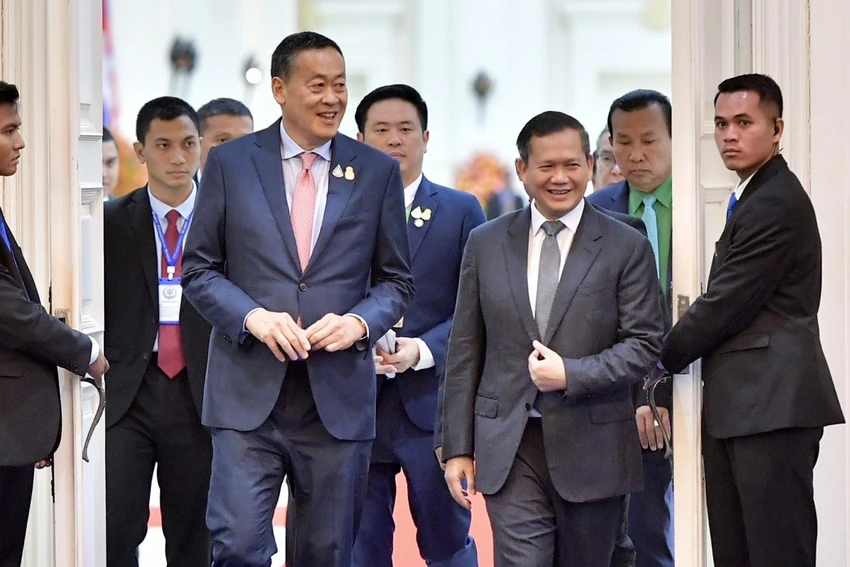Thủ tướng Thái Lan Srettha Thavisin (trái) và người đồng cấp Campuchia Hun Manet trong chuyến thăm Campuchia của ông Srettha vào ngày 28-9. Ảnh: VĂN PHÒNG CHÍNH PHỦ THÁI LAN ảnh 1 anh bai chinh 30-9.jpeg