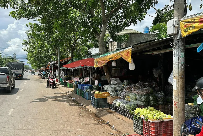 Tình trạng lấn chiếm lòng lề đường trên đường Nguyễn Thị Sóc được cải thiện sau loạt bài điều tra của báo Pháp Luật TP.HCM. ảnh 2