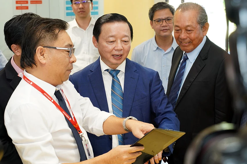 Phó Thủ tướng Trần Hồng Hà tham quan Trung tâm đào tạo điện tử, vi mạch bán dẫn (ESC) tại Khu công nghệ cao TP.HCM. Ảnh: PM ảnh 2 P11_PHO-THU-TUONG.jpg