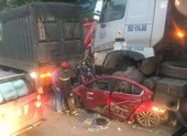 Tài xế đầu kéo ngủ gật, cán nát ô tô con khiến 3 người chết ảnh 2 Ô tô con bị kẹp nát giữa 2 xe đầu kéo, 3 người chết