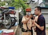 Bị CSGT kiểm tra cồn, tài xế rút điện thoại livestream ảnh 2 CSGT mở cao điểm kiểm tra vi phạm giao thông, nồng độ cồn