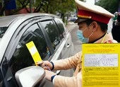 Bật đèn, nổ máy khi đỗ ô tô để đối phó với 'phạt nguội' ảnh 1 Hiểu đúng việc CSGT dán thông báo vi phạm lên kính ô tô