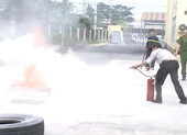 Bộ Công an: Ô tô 4 chỗ không cần trang bị bình chữa cháy ảnh 1 Tập huấn chủ nhà trọ ôm bình chữa cháy dập lửa