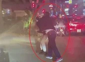 Khởi tố tài xế đánh người vì bị nhắc dừng xe quá lâu ảnh 1 Khởi tố vụ tài xế xe bán tải đánh người nhắc dừng xe lâu