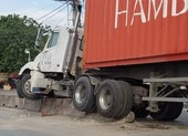 Mùng 4 Tết: 19 người chết vì tai nạn giao thông ảnh 1 Container húc văng khối bê tông phân làn, trúng người đi đường