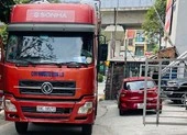Tài xế xe tải liều mạng đi lùi trên cao tốc ảnh 1 Xe container tải trọng 40 tấn đi lùi trên cao tốc