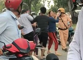 Tài xế lao ô tô vào cảnh sát, chiến sĩ phải bám trên nắp ca pô ảnh 1 Bắt 2 người say đánh CSGT ở Bình Chánh