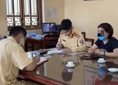 Cục CSGT thông tin vụ tài xế đi lùi trên cao tốc ‘có thế thân’ ảnh 2 Nữ tài xế điều khiển ô tô đi lùi trên cao tốc