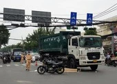 Xe con biến dạng sau va chạm với xe tải, 3 người tử vong ảnh 2 Người đàn ông bị xe rác cán chết tại giao lộ ở quận Gò Vấp