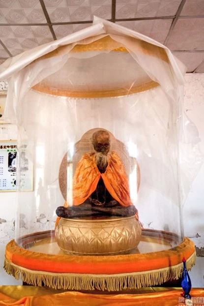 Trung Quốc: Nhà sư vẫn nguyên xác sau 17 năm qua đời ảnh 1 Trung Quốc: Nhà sư vẫn nguyên xác sau 17 năm qua đời ảnh 1