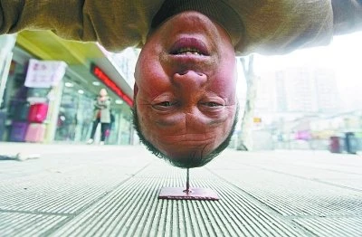 Kinh hoàng với màn 'trồng cây chuối' trên đinh sắt ảnh 3 Kinh hoàng với màn 'trồng cây chuối' trên đinh sắt ảnh 3