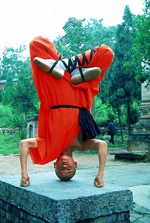 Kinh hoàng với màn 'trồng cây chuối' trên đinh sắt ảnh 2 Kinh hoàng với màn 'trồng cây chuối' trên đinh sắt ảnh 2