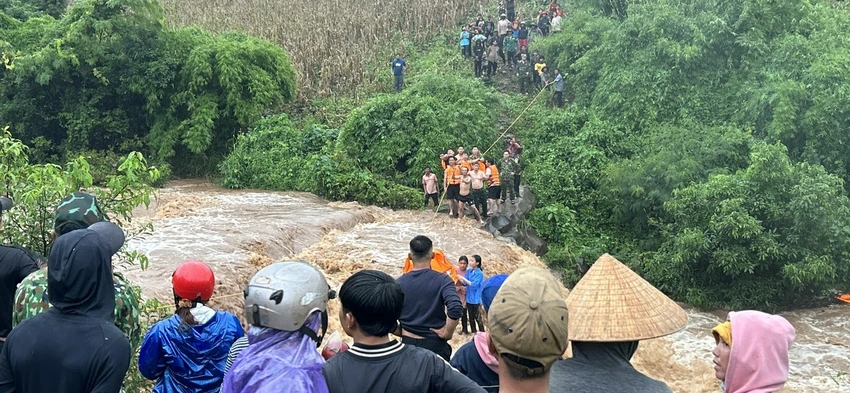 Rất đông người dân cùng lực lượng cứu hộ tham gia giải cứu. Luc-luong-cuu-ho-gia-cuu-mac-ket-suoi-ia-Blu 3.jpg