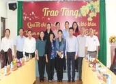 Chủ tịch Quốc hội: 'Rất ấn tượng về Thủ tướng, Phó Thủ tướng' ảnh 2 Chủ tịch Quốc hội trao quà Tết tại Bến Tre