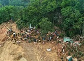 Quảng Nam: Sẽ cõng 50 tấn hàng đến 2.800 nguời đang bị cô lập ảnh 4 Sạt lở Trà Leng: Đất trên núi cao hàng trăm mét tuôn xuống