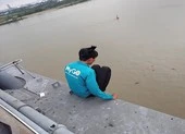 Cô gái buông tay lái xe máy, múa quạt giống Khá Bảnh ảnh 2 Thua chứng khoán, thanh niên đến cầu Cần Thơ định tự tử