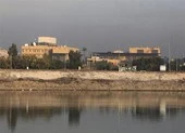 Lý do Mỹ ra 'tối hậu thư' đóng cửa đại sứ quán ở Iraq ảnh 2 Rocket rơi gần Đại sứ quán Mỹ ở Baghdad