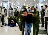 Chuẩn bị phương án kiểm soát an ninh hàng không cấp độ 1 ảnh 2 Cận cảnh công an khống chế người quá khích ở sân bay Nội Bài