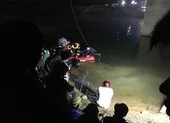 Xử nghiêm người giao xe máy cho người chưa đủ tuổi lưu thông ảnh 2 Va chạm với ô tô trên cầu, 2 học sinh bị hất rơi xuống sông