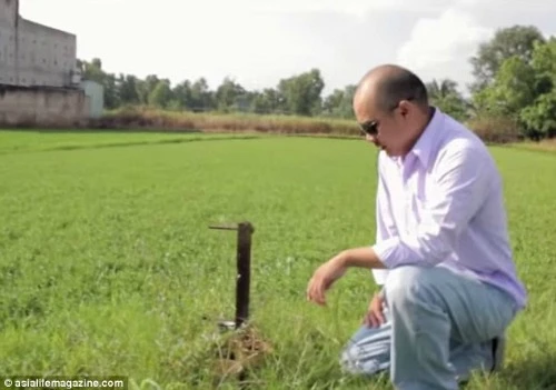 Landon Carnietrở lại thăm hiện trường vụ tai nạn máy bay cách đây 40 năm. Ảnh: Asian Life ảnh 2 come-back.jpg