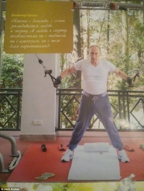 Tổng thống Nga Putin cởi trần, ngắm hoa trong bộ lịch ấn tượng ảnh 2 Tổng thống Nga Putin cởi trần, ngắm hoa trong bộ lịch ấn tượng ảnh 2