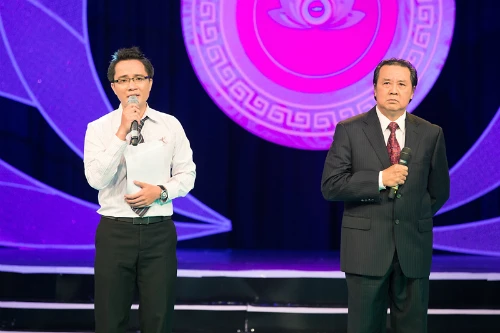 Bảo Quốc (phải) biểu diễn cùngthí sinh thi hát cải lương trong một gameshow truyền hình. bao-quoc-toi-va-vo-van-hen-ho-nhu-ngay-moi-yeu-1