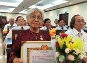 Người họa sĩ già miền Tây đam mê làm tranh về Bác ảnh 5 Kỷ niệm của NSƯT Ca Lê Hồng với Bác Hồ