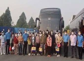 Điểm du xuân đậm đà bản sắc dân tộc ảnh 9 Công nhân xúc động được đoàn viên vì có 'Tấm vé nghĩa tình'