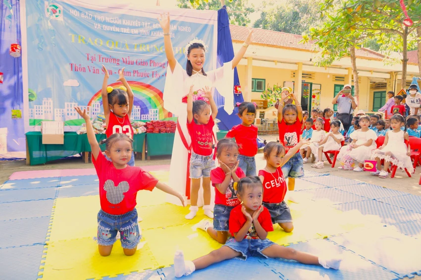 Ấm áp trung thu đến sớm với các bé người Raglai ảnh 3 TRUNG THU SOM BE RAGLAI4.jpg