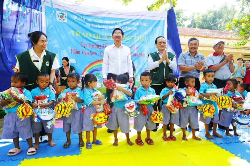 Ấm áp trung thu đến sớm với các bé người Raglai ảnh 1 TRUNG THU SOM BE RAGLAI5.jpg