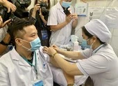 Việt Nam công bố kế hoạch tiêm chủng vaccine COVID-19 ảnh 2 TP.HCM tiếp tục tiêm vaccine COVID-19 cho nhân viên chống dịch