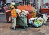 Nơi ngập rác 'lột xác' thành không gian công cộng sạch, xanh ảnh 11 TP.HCM: Tặng thùng rác để phân loại rác tại hộ gia đình
